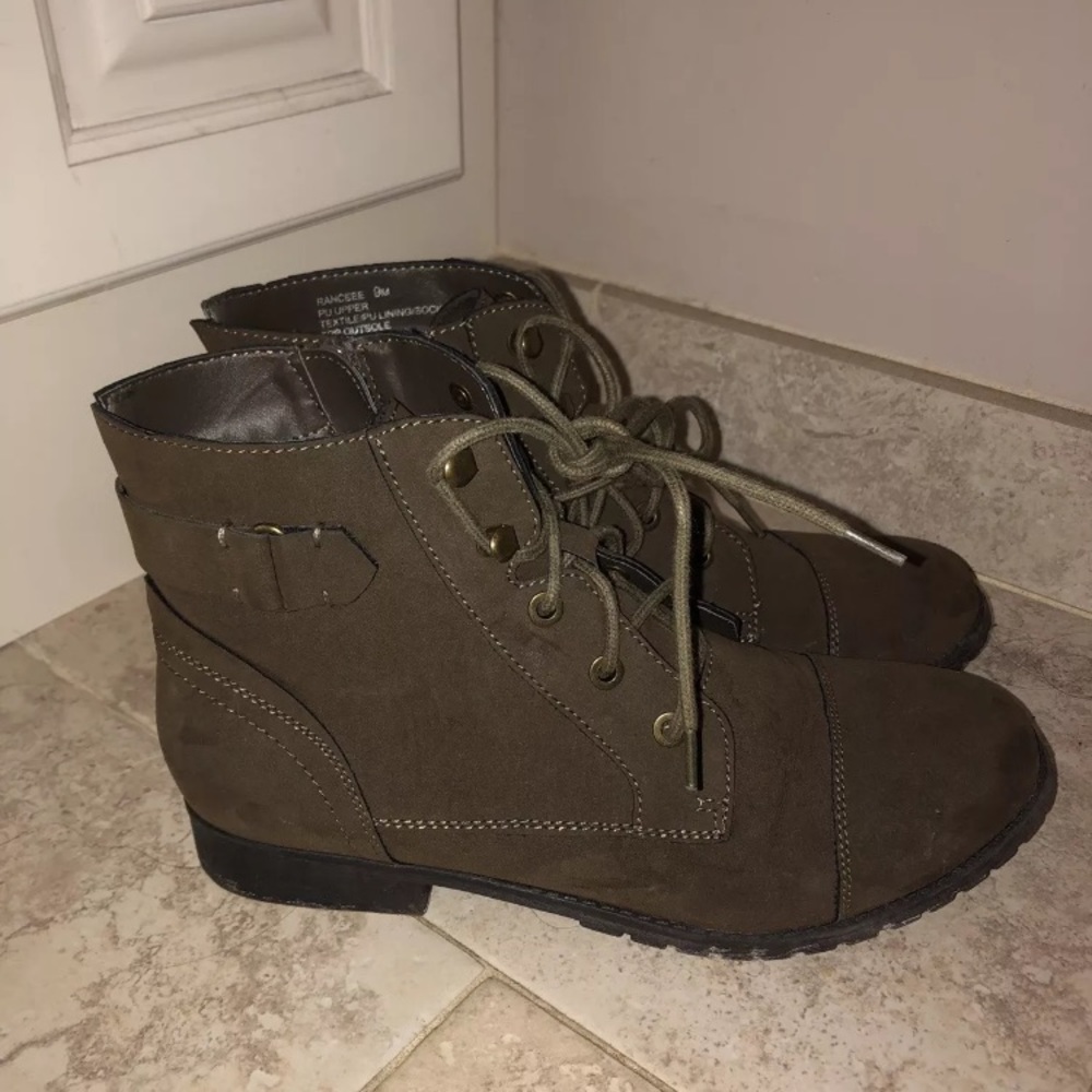 Madden Girl Ranceee Boots Size 9